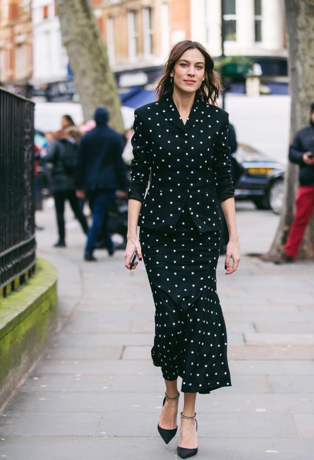 戈蔓婷时尚女装波点样式的服装黑白波点衣服图片