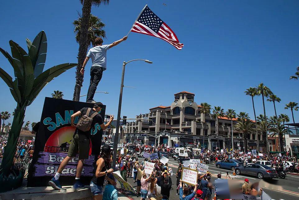 加州最令人担心的一幕出现了无视州长禁令大批人走上街头要求开放骑兵