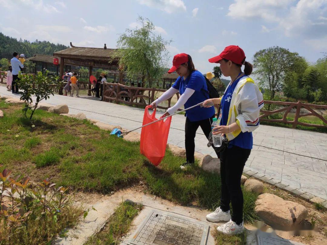 五一期间永丰县义工赴井心村开展爱护环境做文明游客活动
