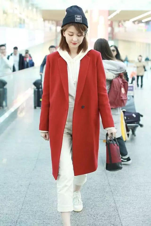 乔欣外穿红色呢大衣内搭一件白色卫衣这身私服很有年味
