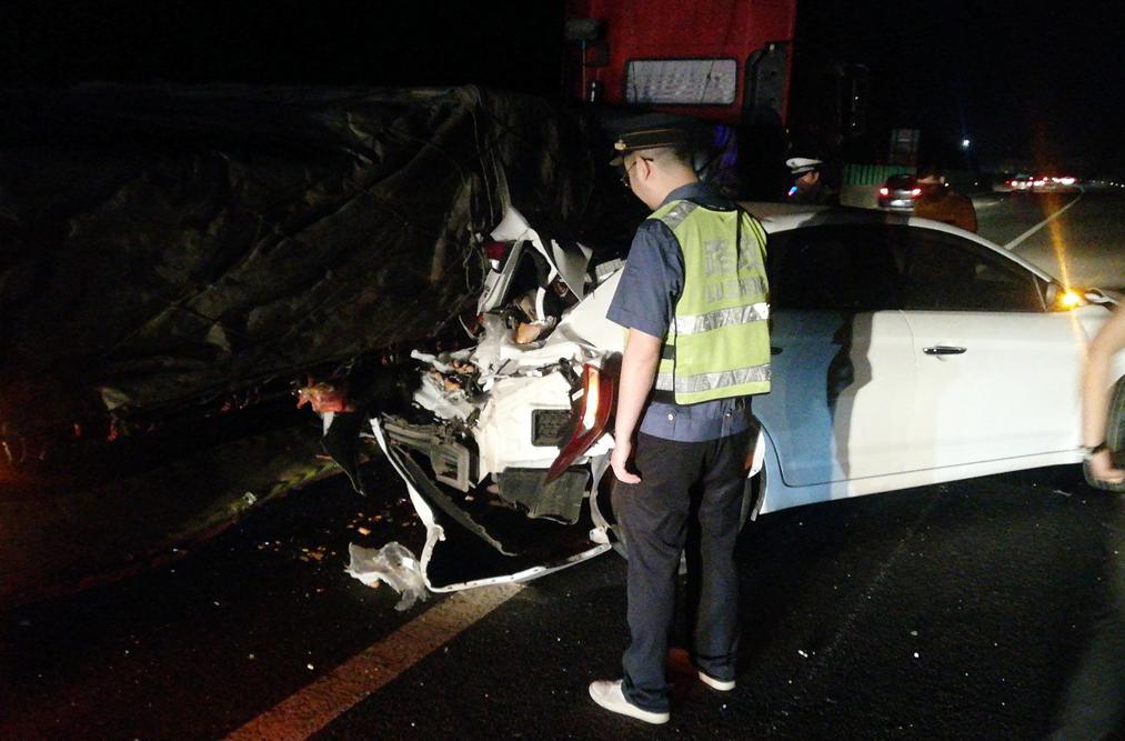 5月1日3时56分,湖南高速公路永州路政支队蓝山路政大队值班人员接到