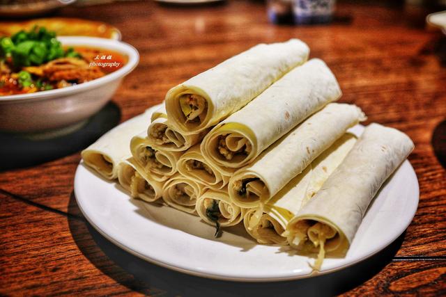 烙馍卷菜,河南人常吃,通常烙馍是卷土豆丝,辣椒丝,胡萝卜素,绿豆芽等