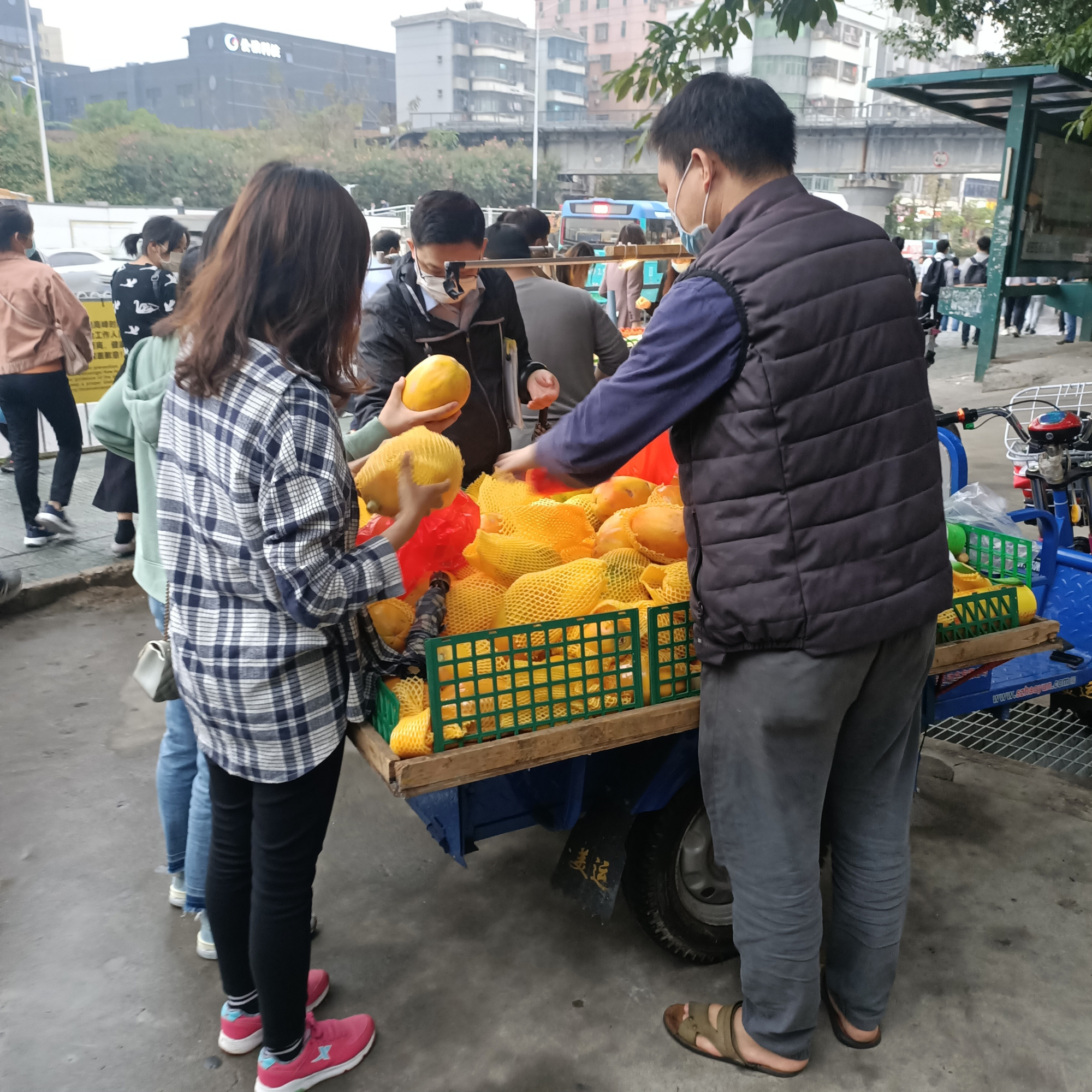 深圳摆地摊到底有多挣钱?摆摊老板:比在工厂流水线好100倍