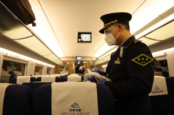 创作歌曲《背影》的高铁列车长 | 最美"逆行"者