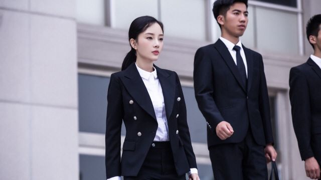 原创李小璐演律师太养眼穿上正装英姿飒爽换上便装狂野奔放