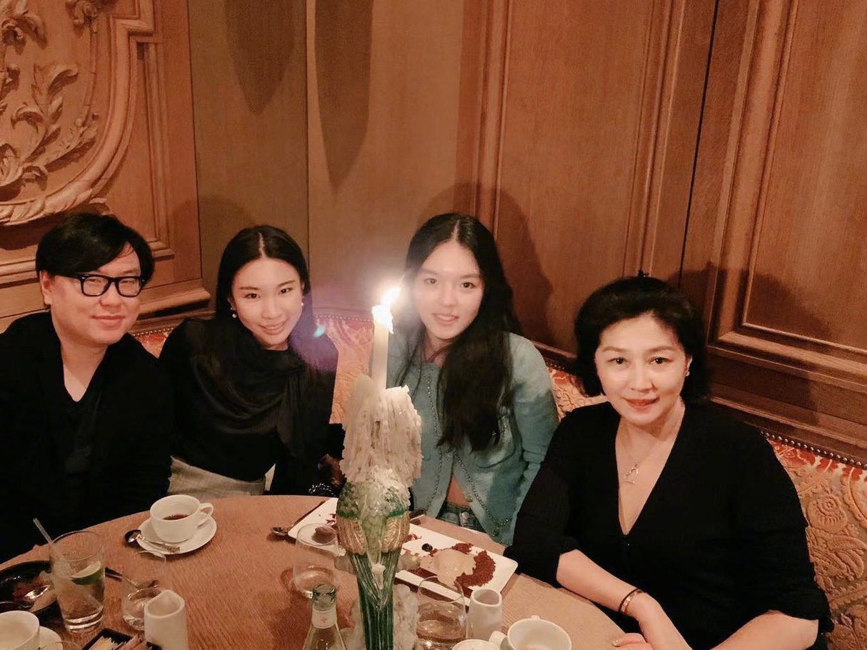 原创李咏妻子哈文和女儿晒照为去世李咏庆祝53岁生日全家感情深