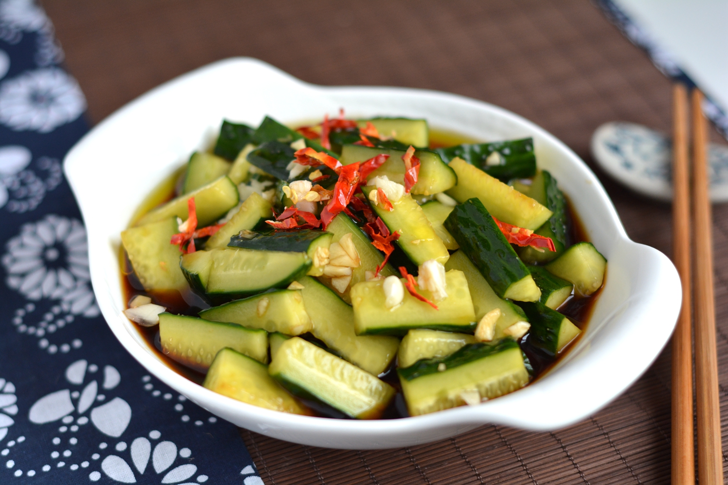 【材料】黄瓜2条,大蒜4瓣,干红辣椒1根,香醋适量,生抽适量,白糖1小勺