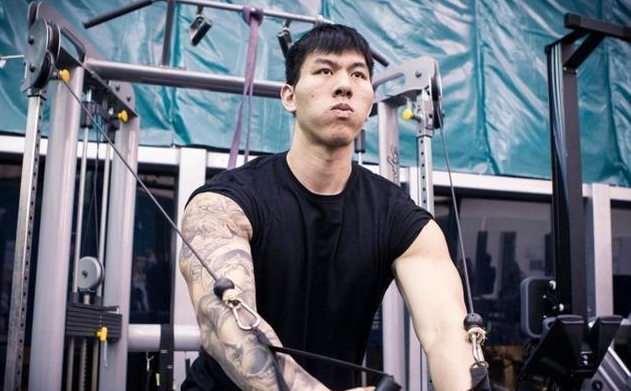 中国野球第一人:年薪超cba状元,女友漂亮,人生赢家_张鸿林