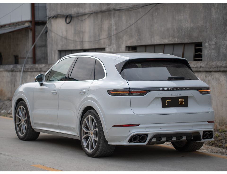 2020款保时捷白色卡宴装sportdesign包围