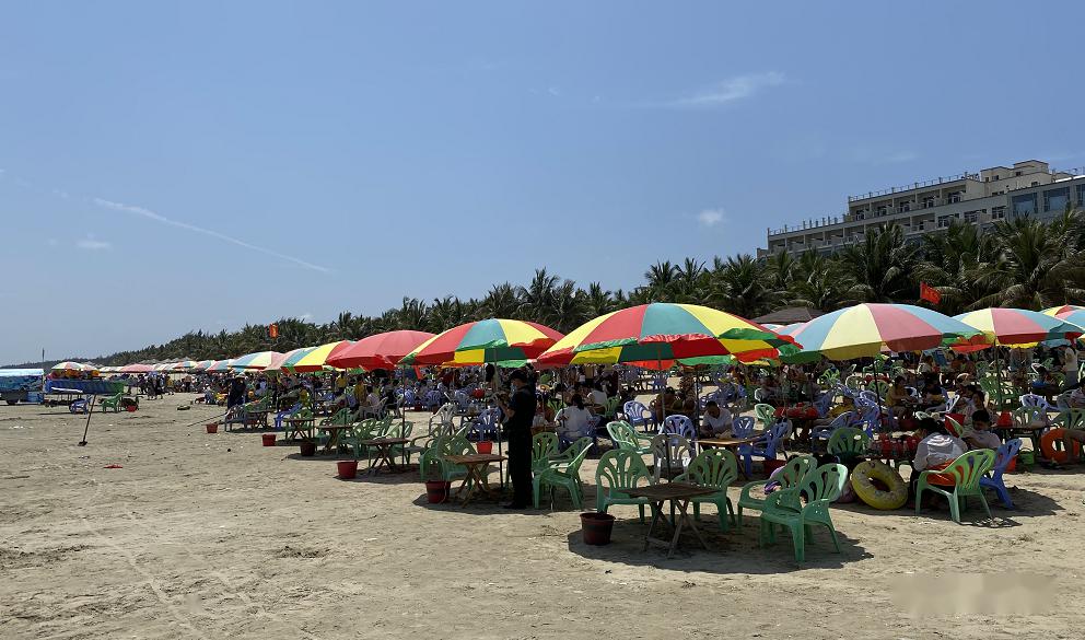 五一假期,茂名的海滩上都是人人人人人