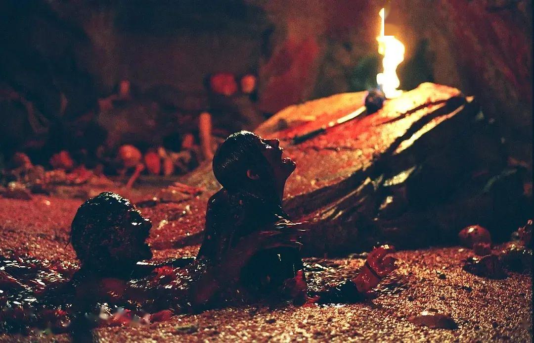 了和外界的联系,六个女孩在黑暗中探索时遭遇秘洞怪物疯狂噬人的故事