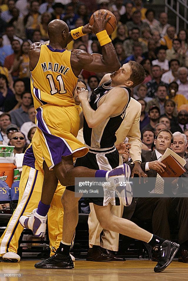 卡尔马龙爵士队史最伟大的球员不光会用铁肘开路