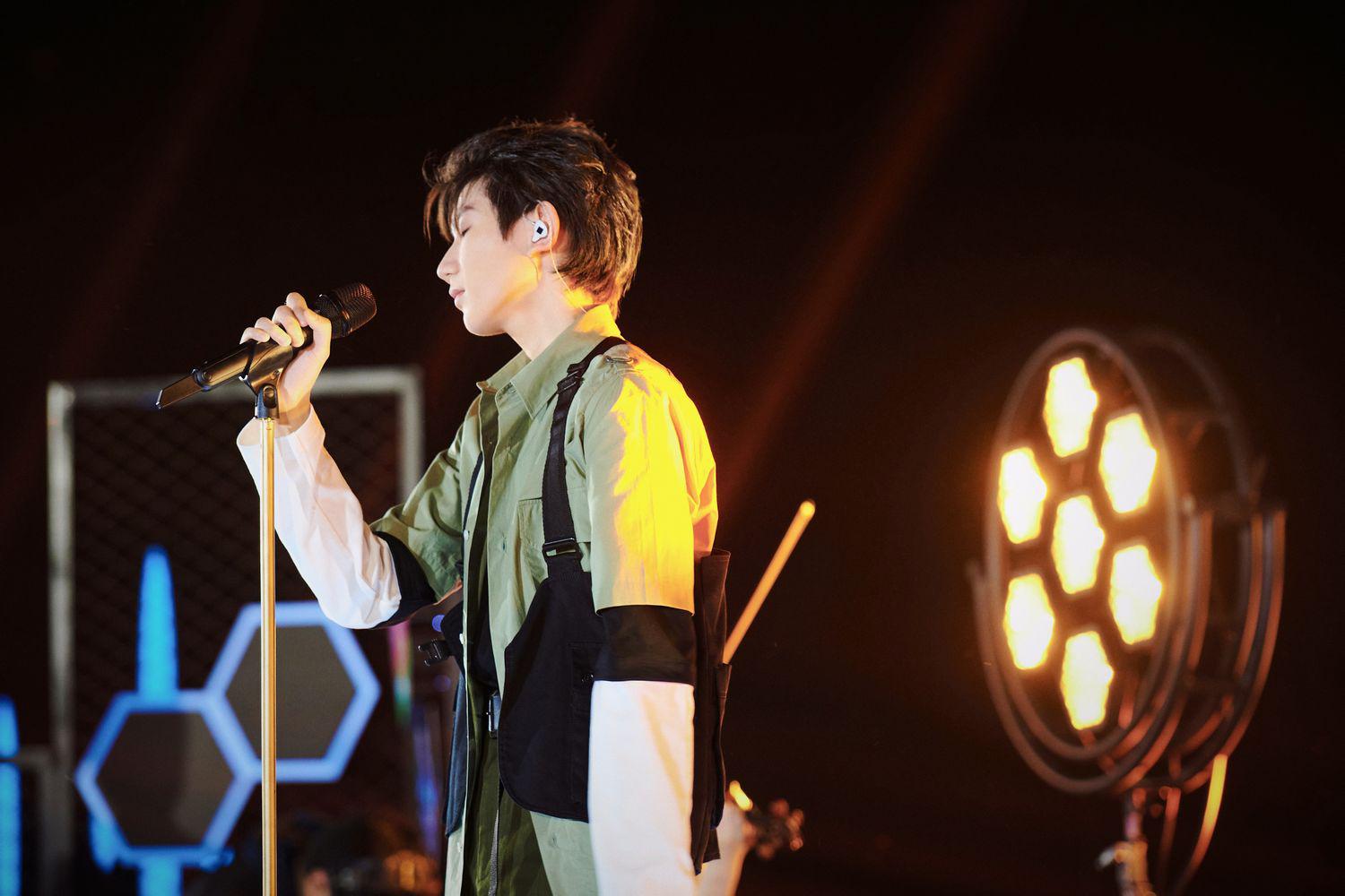 王源青春万岁五四晚会表演,唱响滚烫的青春