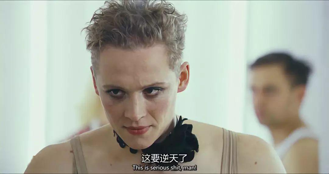 她与阿力克斯断绝联系,并在完成拍摄后回了美国