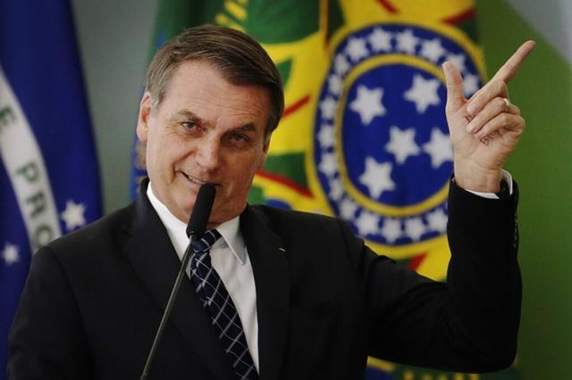 巴西总统称希望尽快恢复足球比赛:球员身体好,感染病毒死亡率低