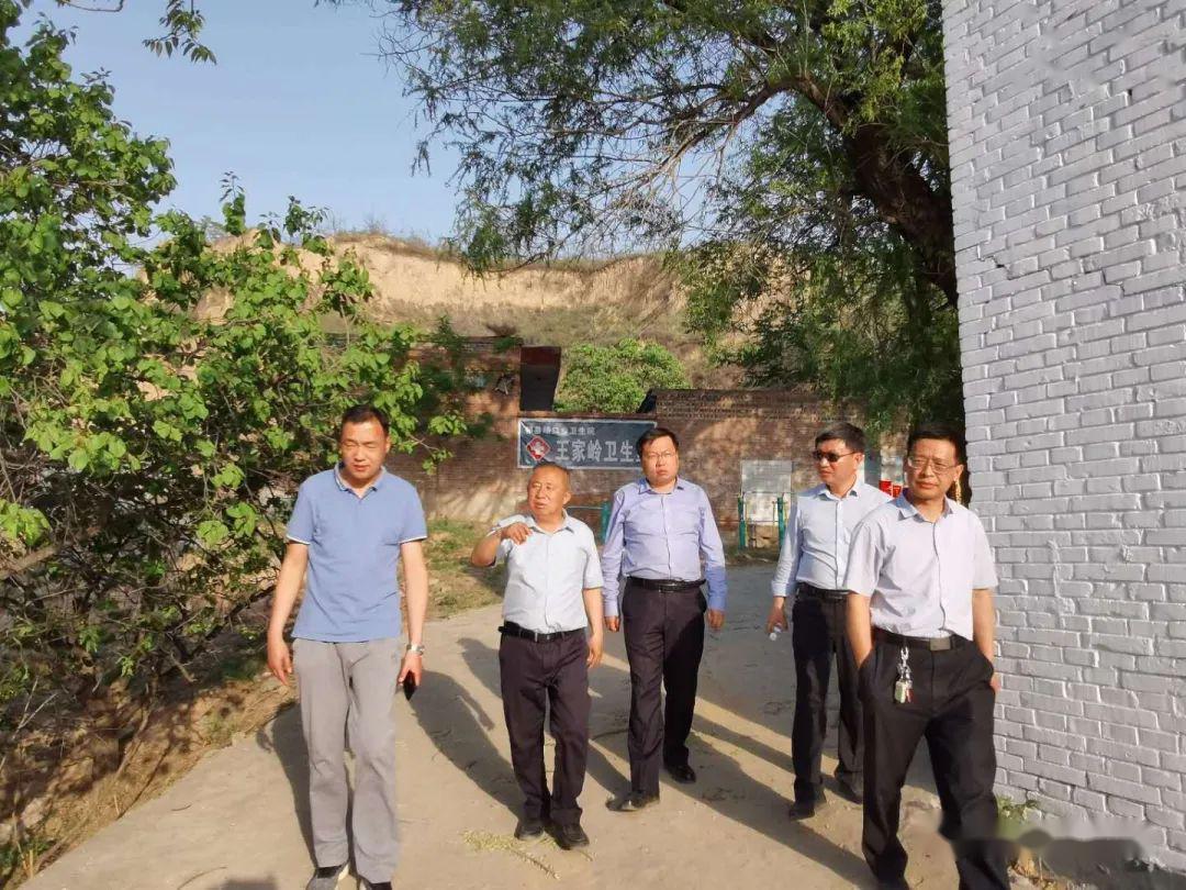 健康扶贫不停步5月2日,天气炎热,祁县政府副县长智慧放弃假期,带领