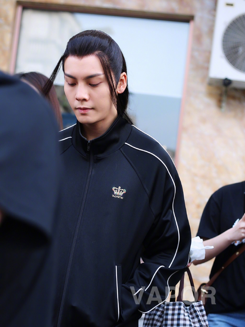 《斛珠夫人》路透曝光 杨幂扎发髻陈伟霆长发飘飘