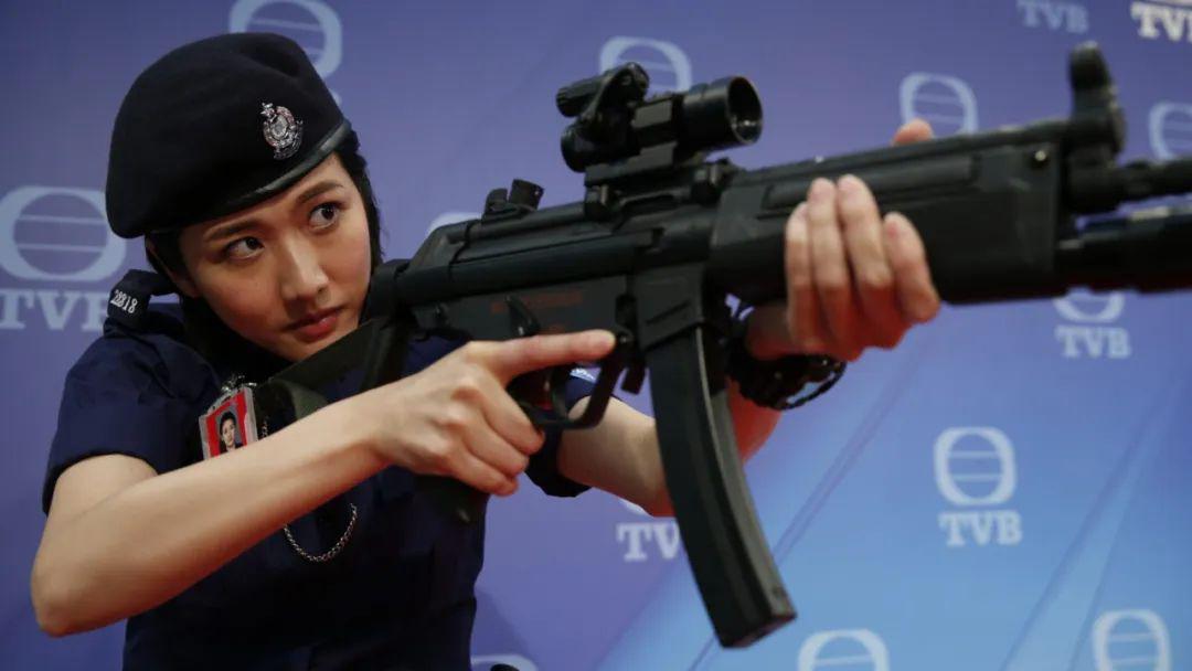 但加拿大和香港有时差,例如《机场特警》在香港是晚上8点半播,加拿大