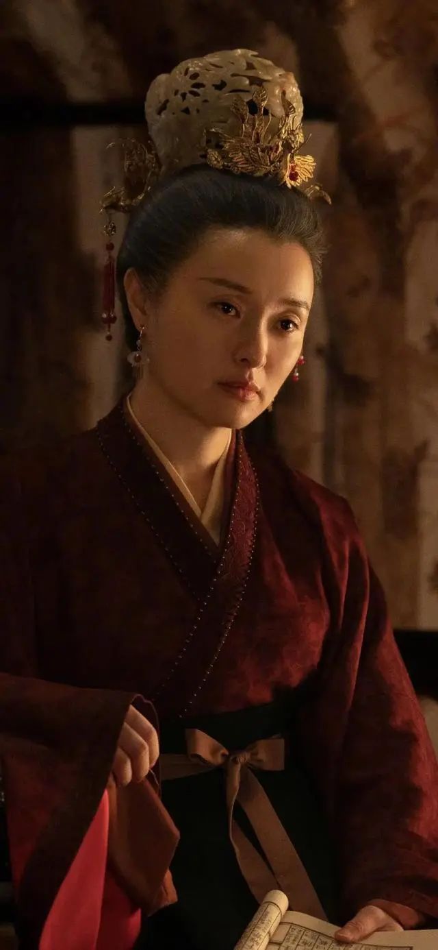 "赵受益由此打心眼儿里亲近杨淑妃,而对皇后刘娥多少有些怨恨.