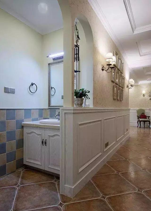 洗手盆装在卫生间门外,隔断这样装,通透又大方!