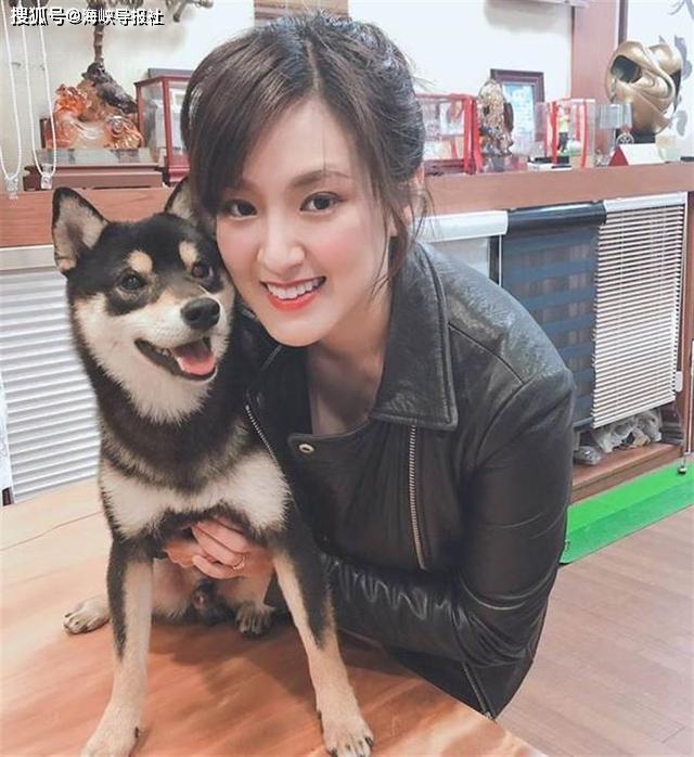 何庭欢晒短裙美腿照韩国瑜的柴犬回来了