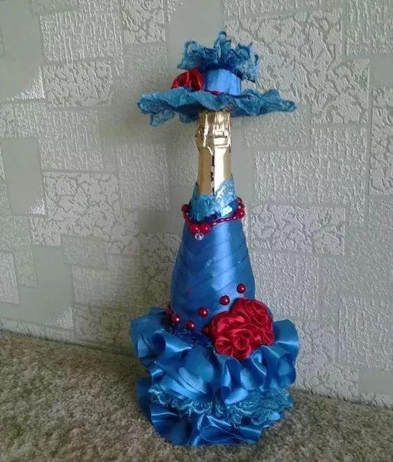 她用了两个旧酒瓶轻松装扮了一下,竟引来了无数人效仿,太厉害了!