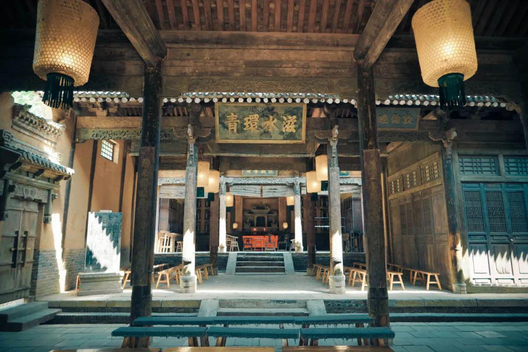 祠堂内景祠堂被视为家族中最神圣的地方,是白鹿原文化浓厚宗法教化和