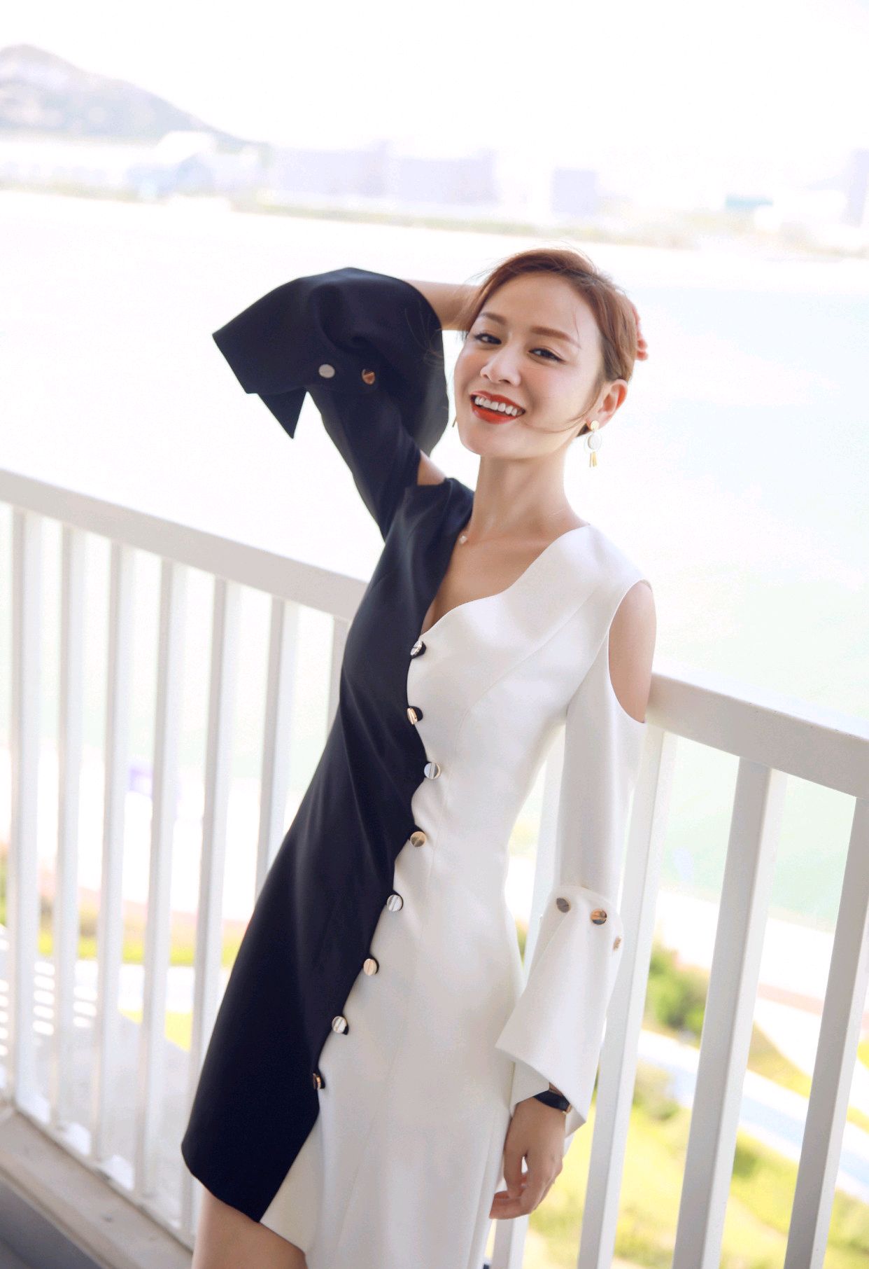 原创36岁的叶一茜风采依旧,身穿拼接连衣裙搭配高跟鞋,女神范儿十足