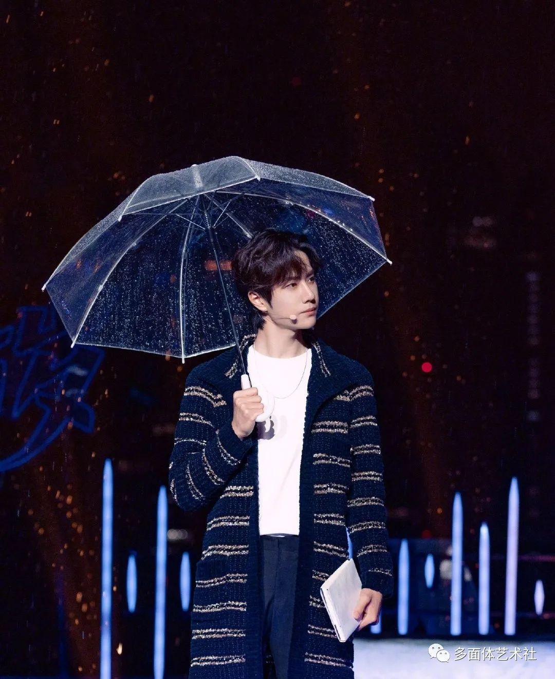 王一博雨中撑伞朗诵青春热血同行传递满满正能量