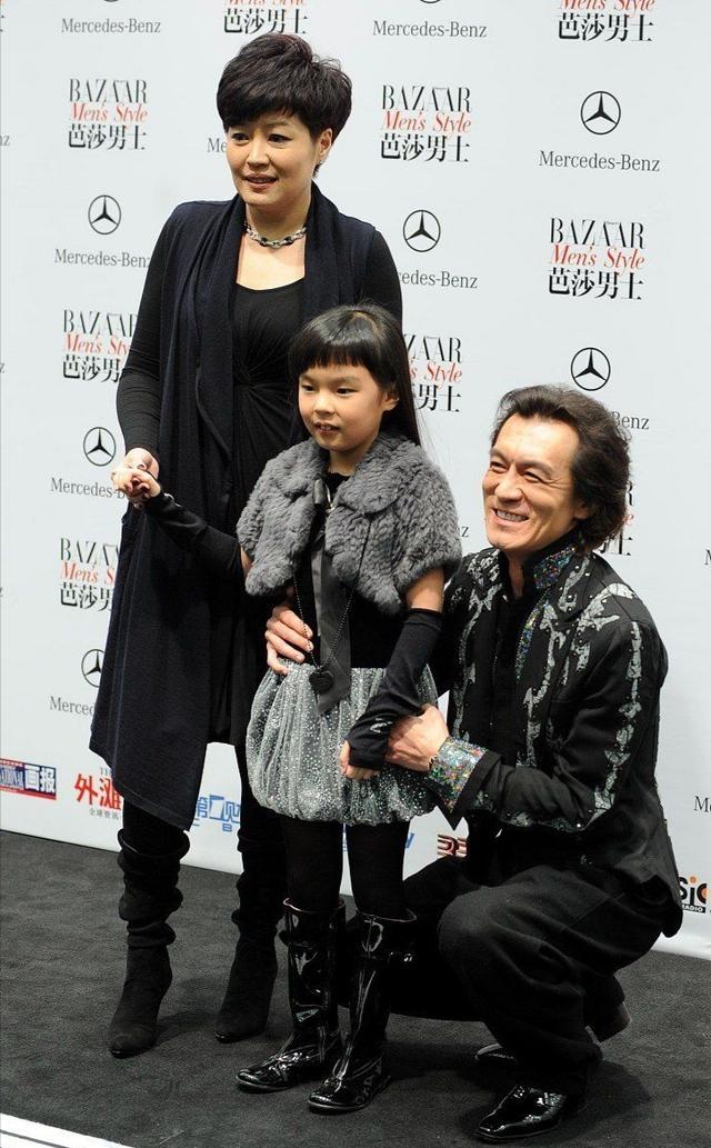 对比现在差别确实有点大呢,不过身高长的还是挺快的,虽然哈文脚踩高跟