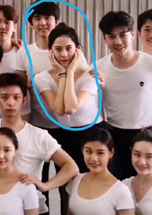 创3王艺瑾身份被扒,与张新成合照时,谁注意男生的反应?甜到了