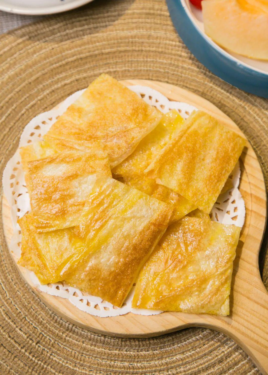 菠萝香味飘香十里,金黄的色泽让人垂涎欲滴,刚出锅的菠萝飞饼相当酥脆