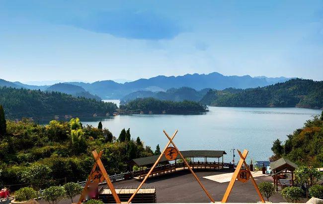 县内各景区秩序井然,县内外的游客来到各景区景点,尽情欣赏余庆的山川