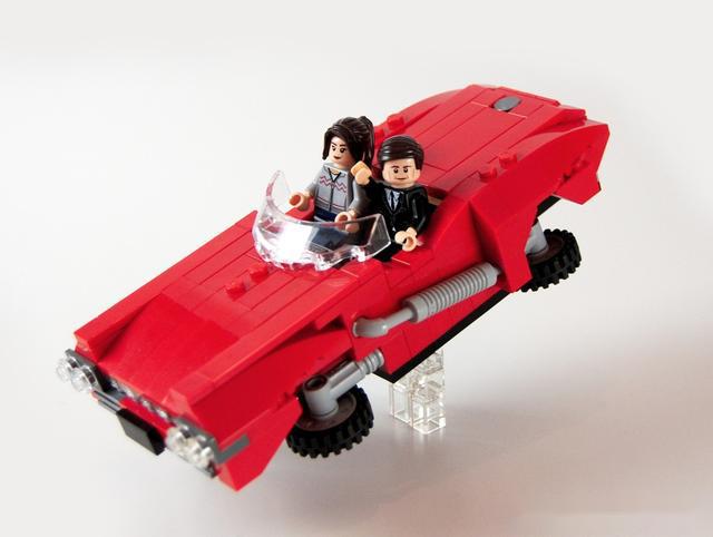 展开侧舱,第一个惊喜便是"劳拉"——科尔森最爱的古董车.