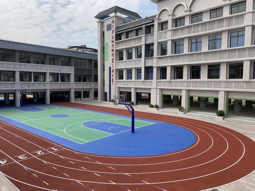 广州市白云区六中珠江学校是六中教育集团下属的一所优质民办全寄宿制