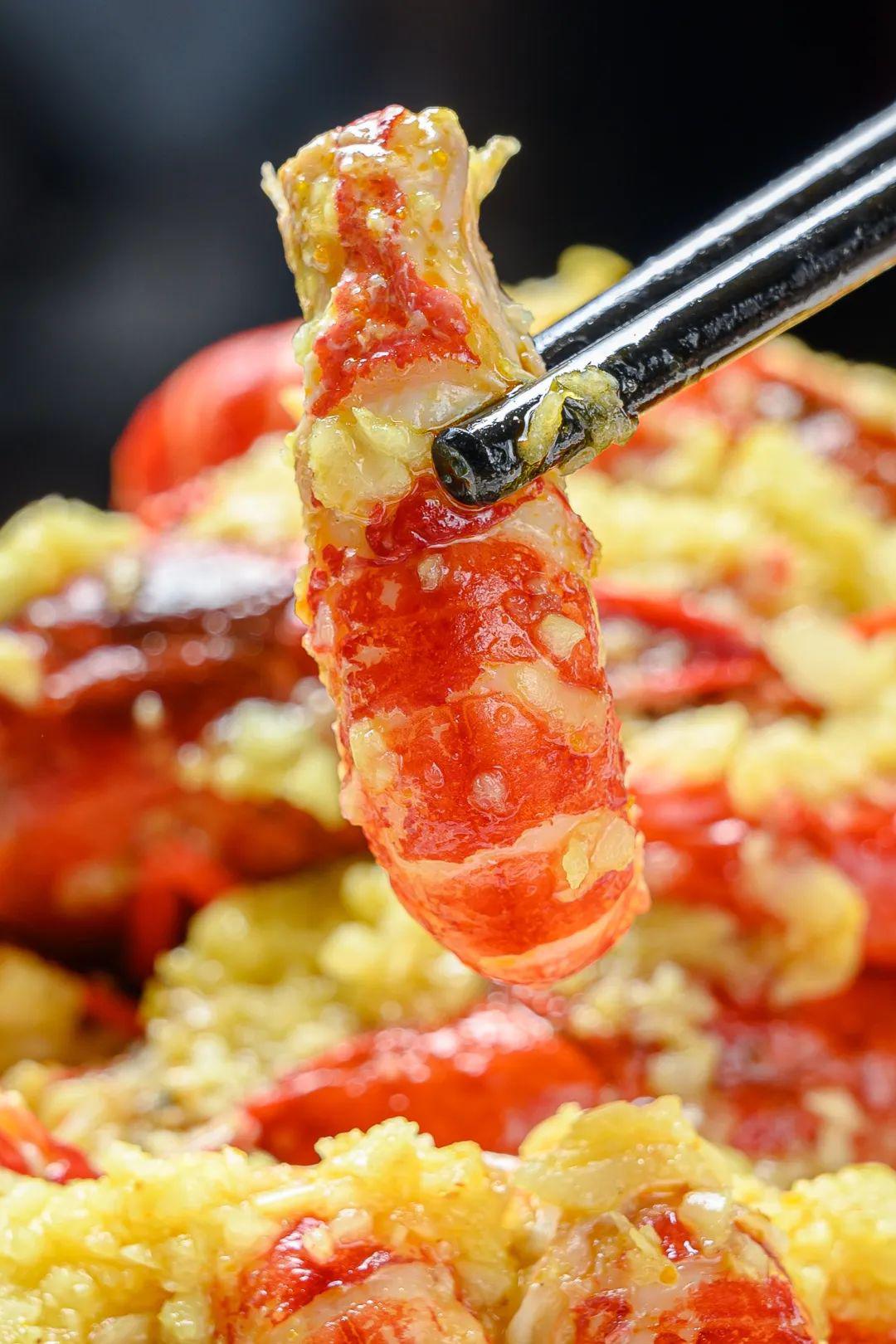 全家人都会爱上这里的蒜蓉小龙虾,蒜蓉里融入金汤,让小龙虾更有食欲.