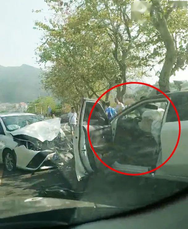 五一假期不平静发生多起交通事故居然有人胆敢撞警车