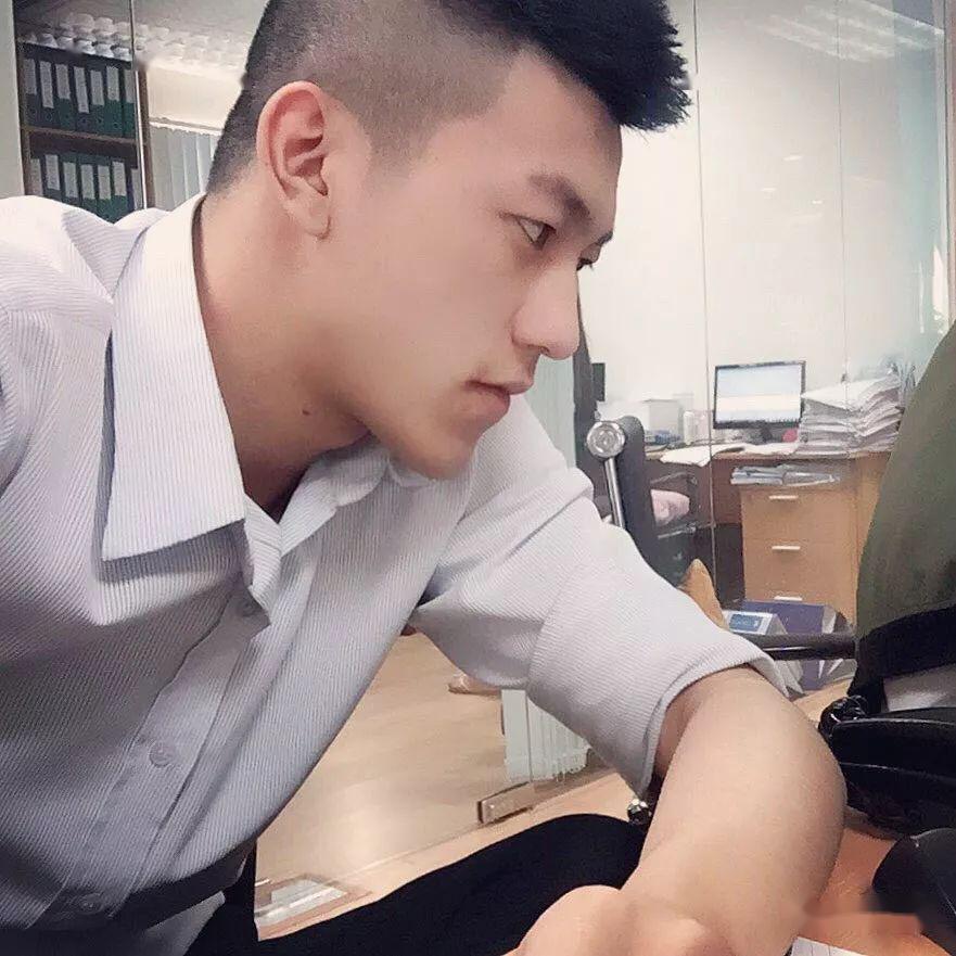 28岁越南头号肌肉网红大粗腿实力超群