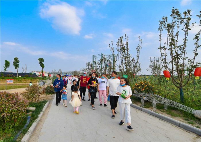 五一小长假,太和县百鸟林风景区内人潮涌动,五一首日旅客突破数万人次