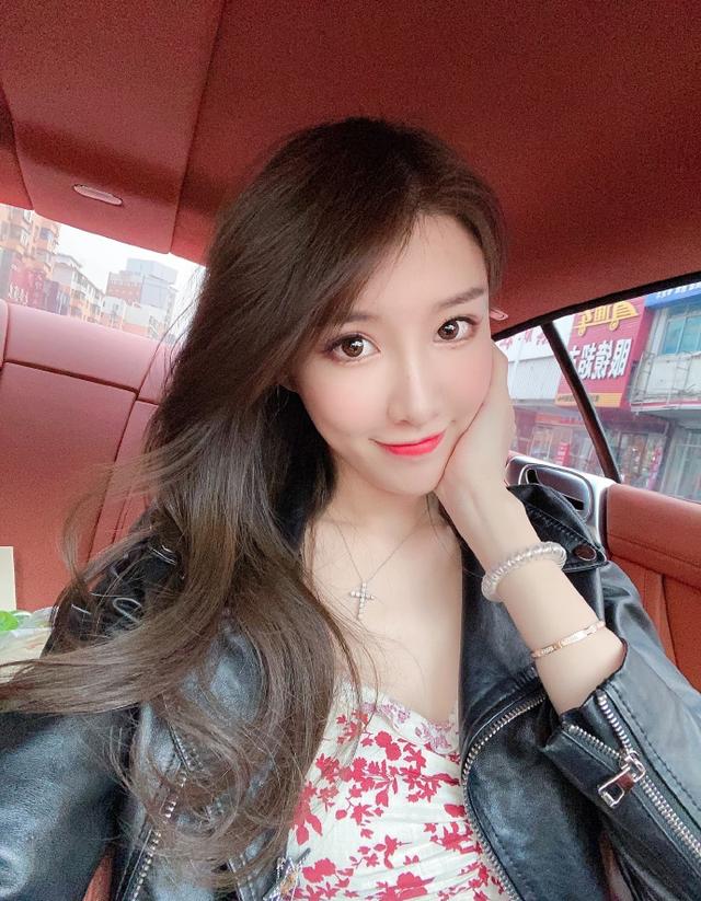 原创太幸福郭艾伦女友晒新照肤白貌美很迷人穿衣宽松展现大长腿