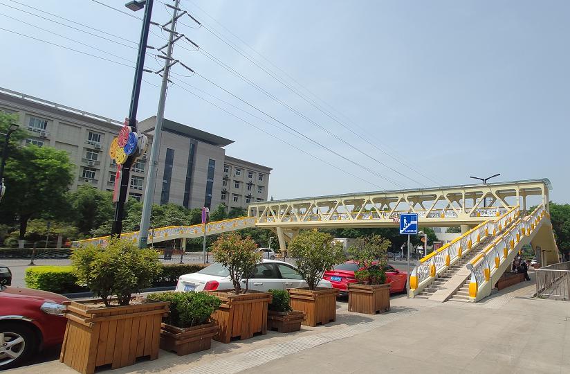 各位"云监工",陕师大门口的这座天桥,通了!