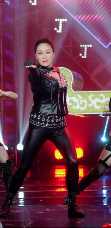 王姬太有女人味了57岁还敢穿皮裤跳舞比小姑娘还要时髦