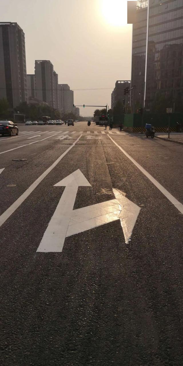 上了右转道,路口发现不能右转;被迫直行,拍