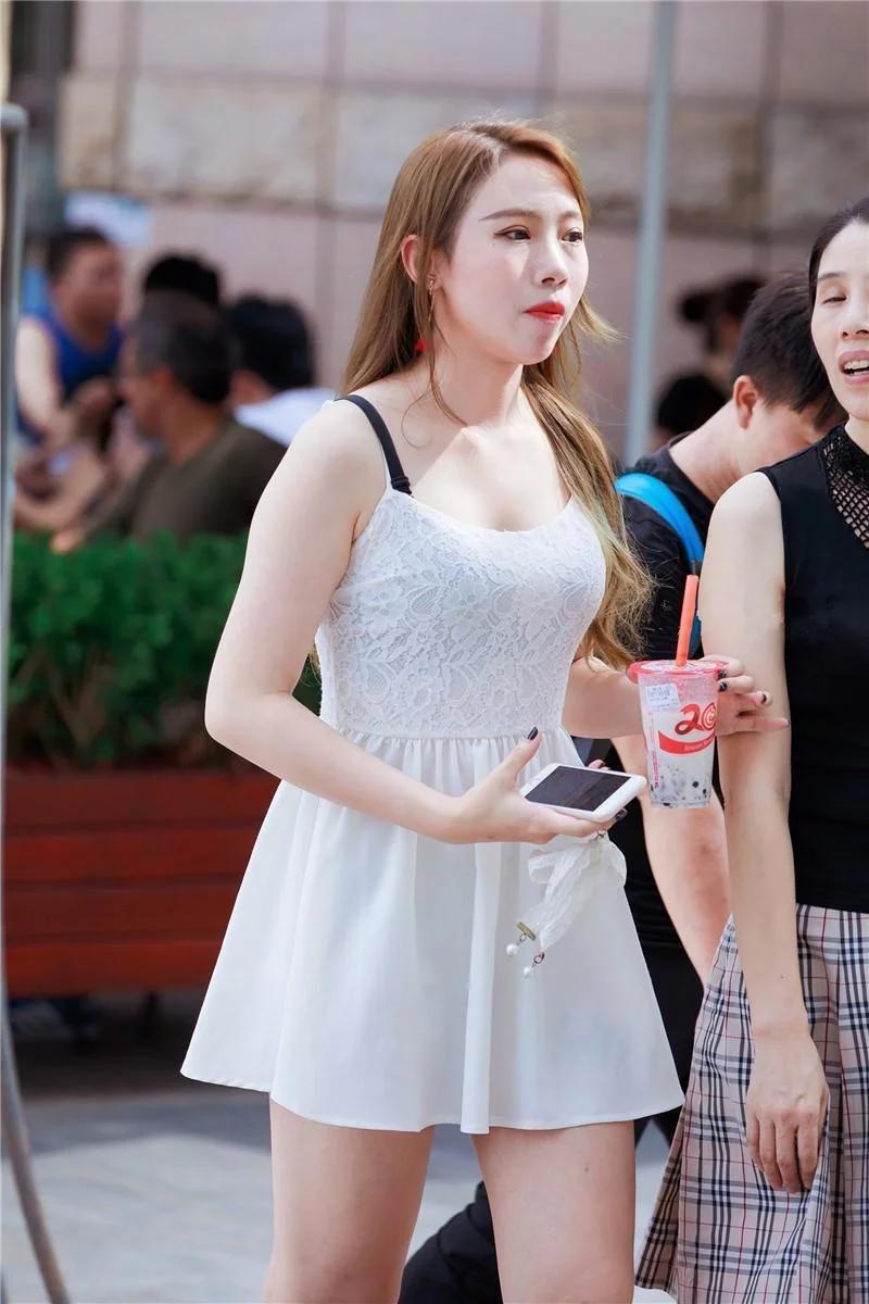 街拍:皮肤白到发光的美女小姐姐,膝盖好像受伤了_大图