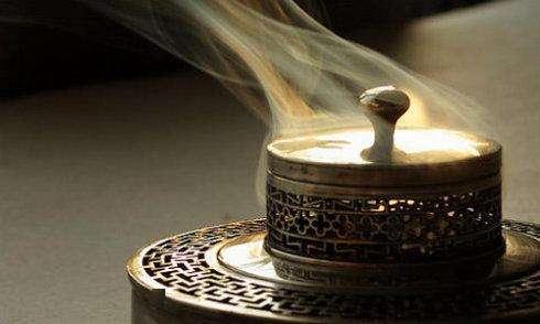 古代文人趣谈:为何古人把"焚香"当作雅事之首?有何历史渊源?