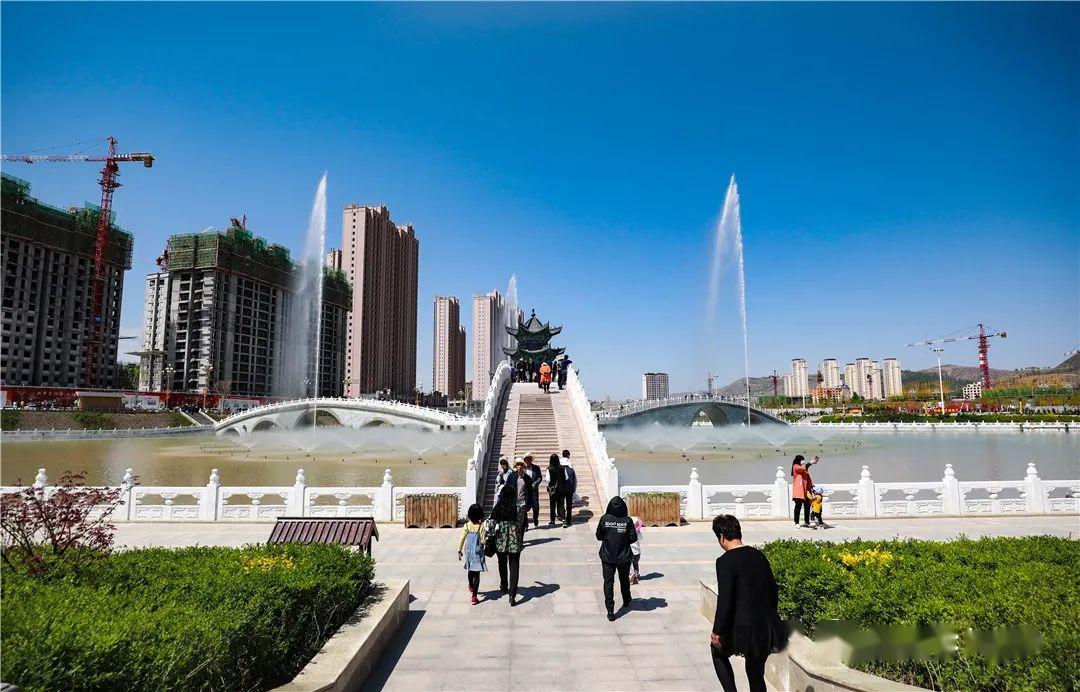 胭脂湖公园百花争艳胭脂湖公园位于甘肃省康乐县城临康和(临洮—康乐