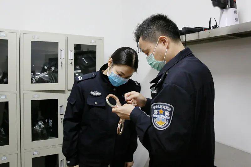 法警大队辅警王婷玉正在学习新型手铐的使用方法奋斗加油青春无悔用
