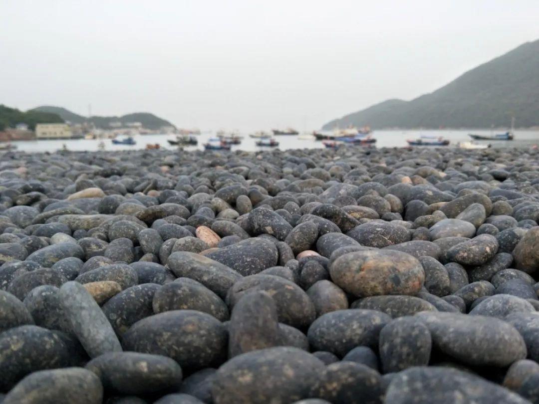 来舟山邂逅这片绝美的乌石海滩任日出日落风起浪涌