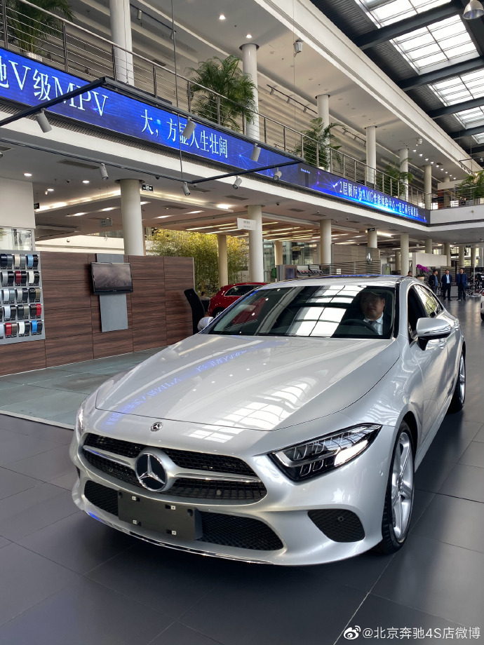 前卫的车身造型 2021款奔驰cls260 cls300