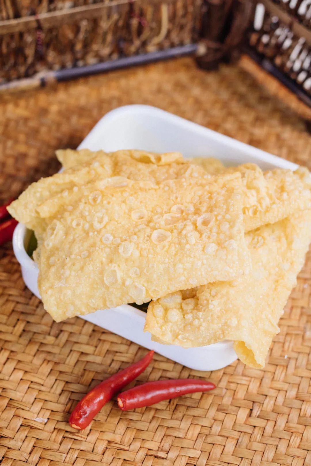 香酥的炸豆皮,经过汤汁的浸润,酥软的口感让人欲罢不能!